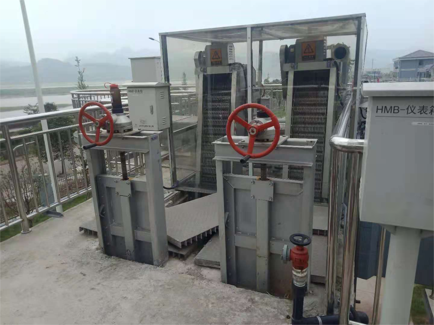 ?山東地衛環?？萍加邢薰敬蛟旄咝Щ剞D式格柵除污機